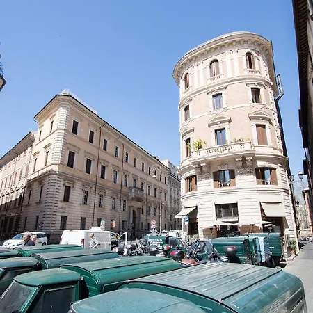 Sunny Navona Square Apartment Rome